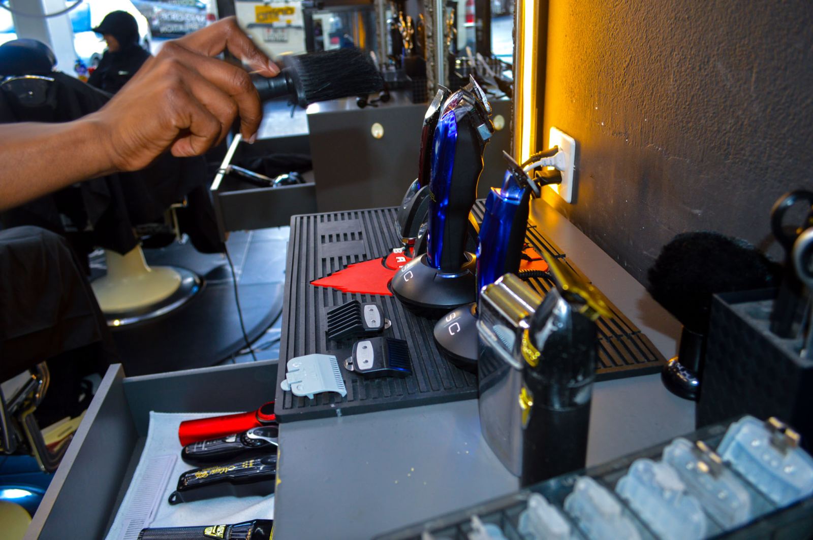 Coiffeur au travail à son poste