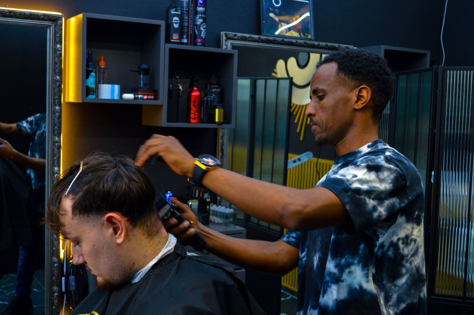 Coupe à la tondeuse au salon